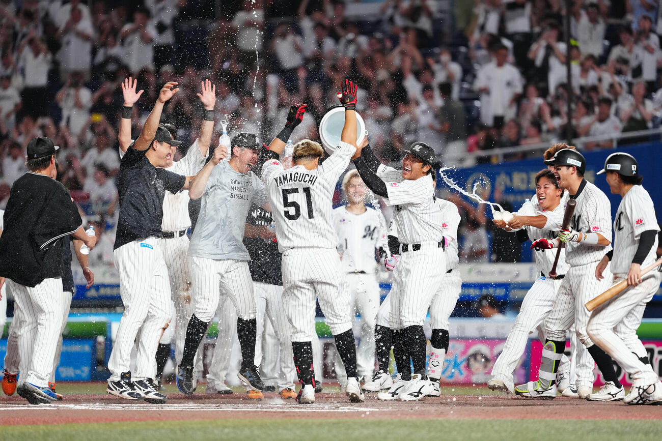 ロッテ対ソフトバンク　10回裏ロッテ1死、サヨナラ本塁打を放った山口航輝（中央）はナインから手荒い祝福を受ける（撮影・鈴木みどり）
