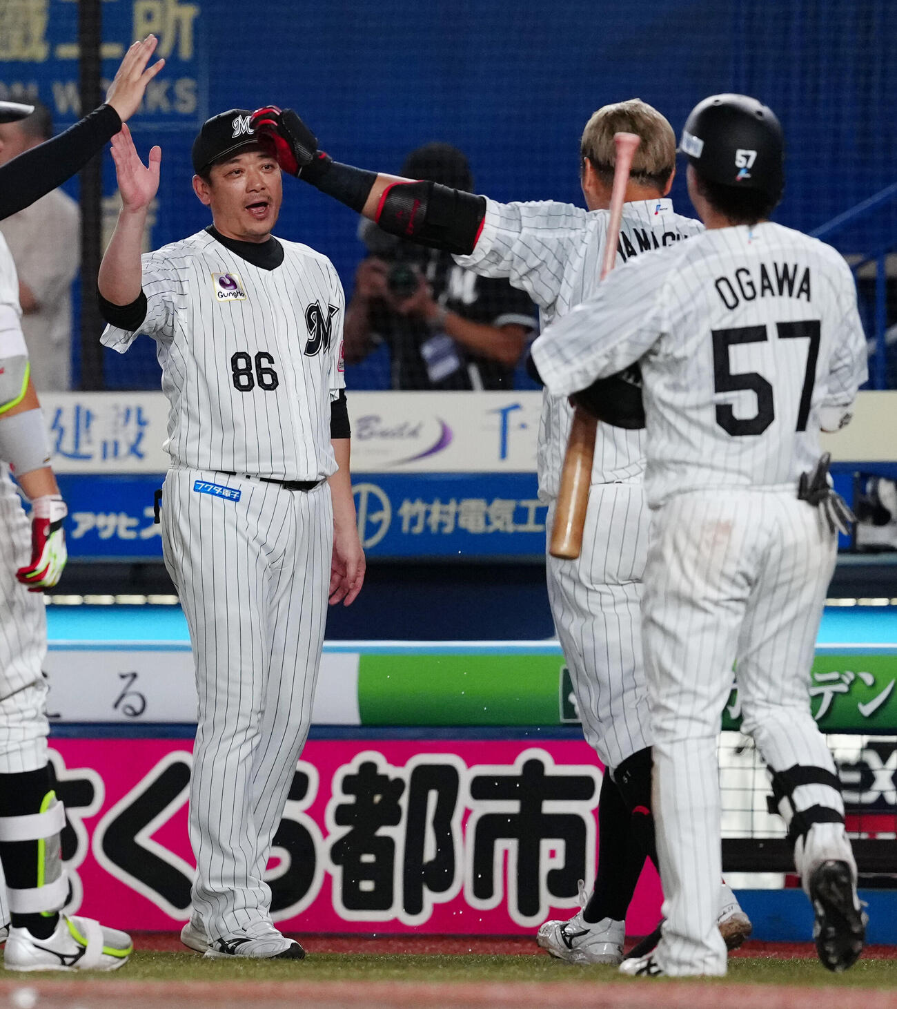 ロッテ対ソフトバンク　10回裏ロッテ1死、サヨナラ本塁打を放った山口航輝を迎えるサブロー監督（左）（撮影・鈴木みどり）