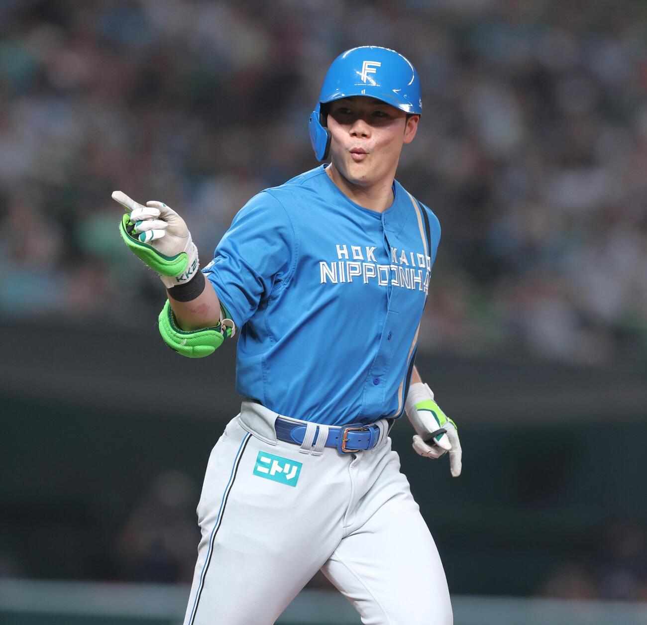 西武対日本ハム　6回表日本ハム2死一、三塁、3点本塁打を放ちベンチに向かってポーズをとる清宮幸太郎（撮影・黒川智章）