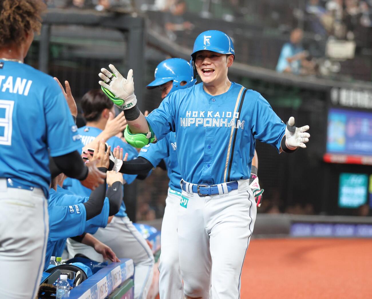 西武対日本ハム　6回表、3点本塁打を放ちナインに出迎えられる清宮幸太郎（撮影・黒川智章）