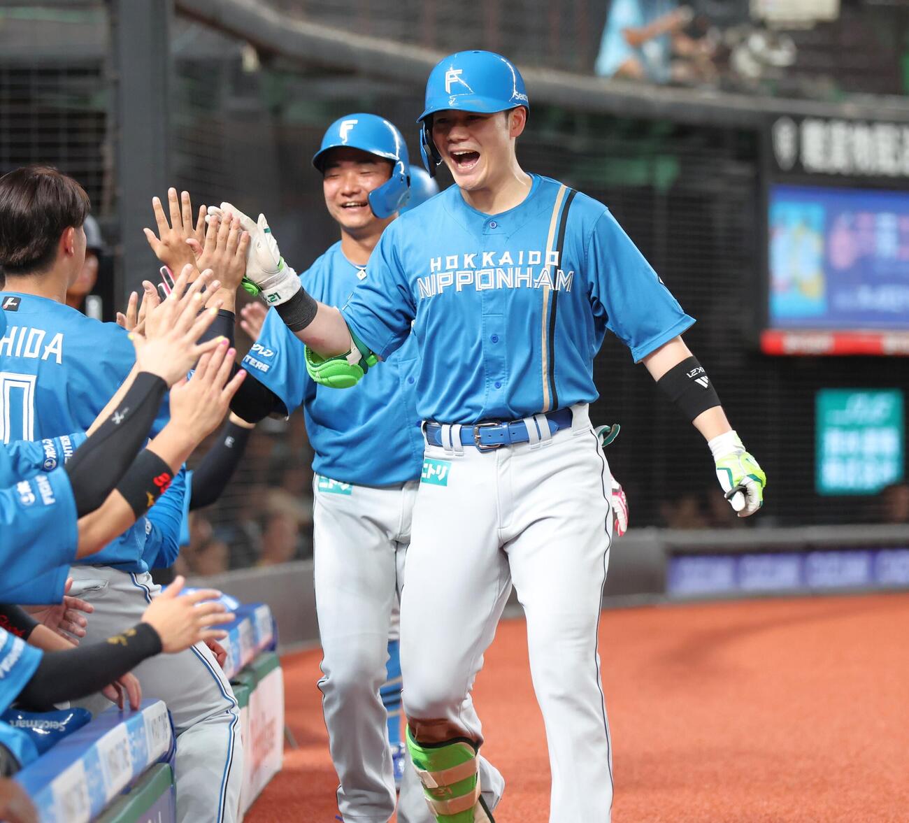 西武対日本ハム　6回表、3点本塁打を放ちナインに出迎えられる清宮幸太郎（撮影・黒川智章）