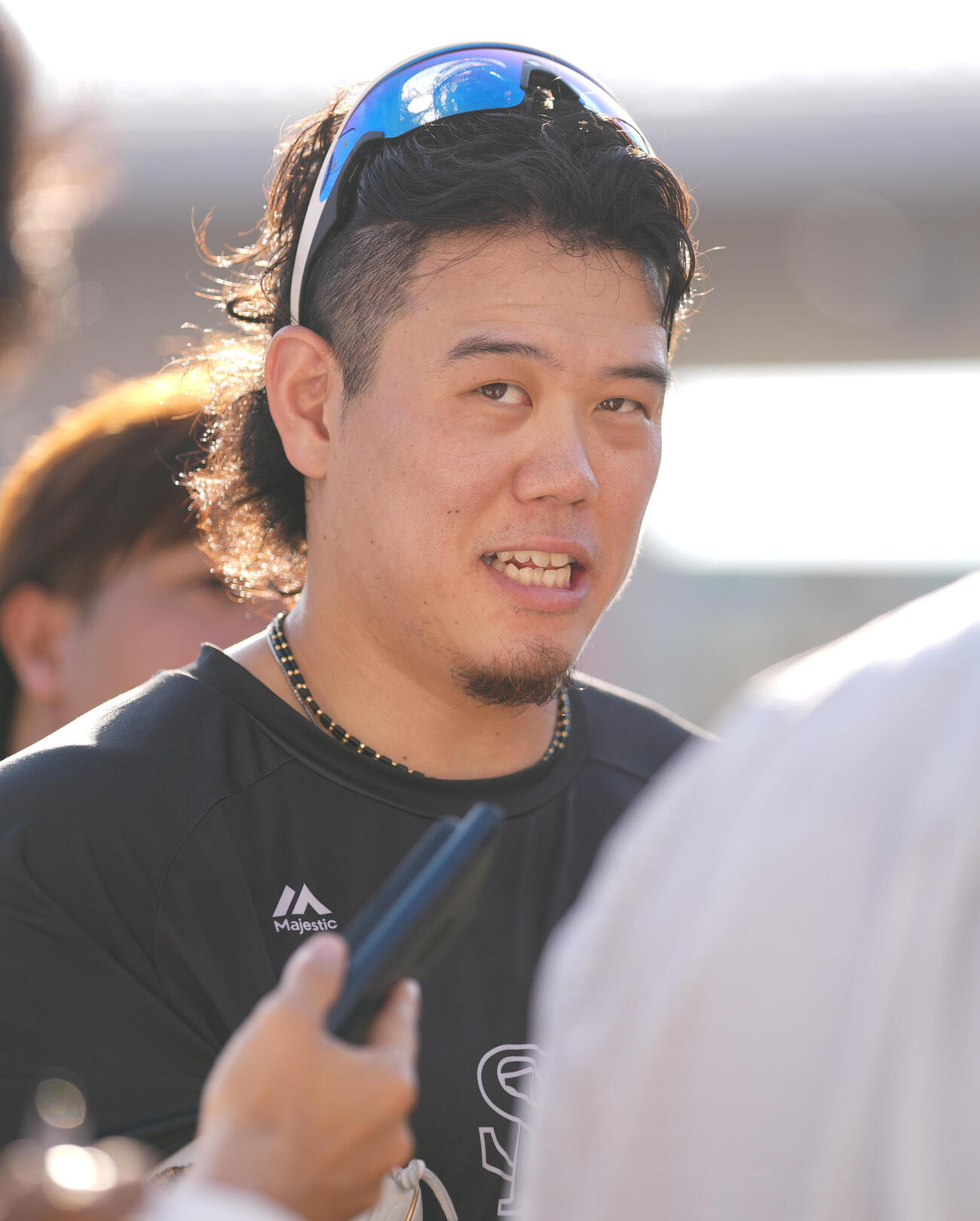 ロッテ対ソフトバンク　試合前練習を終え、取材に応じるソフトバンク上茶谷大河（撮影・鈴木みどり）