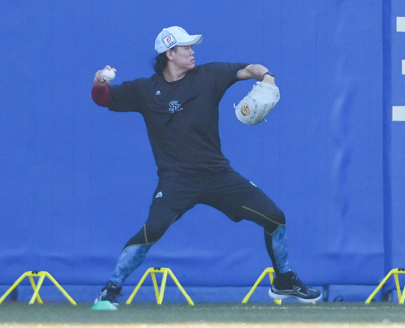 ロッテ対ソフトバンク　試合前練習でキャッチボールするソフトバンク上茶谷大河（撮影・鈴木みどり）