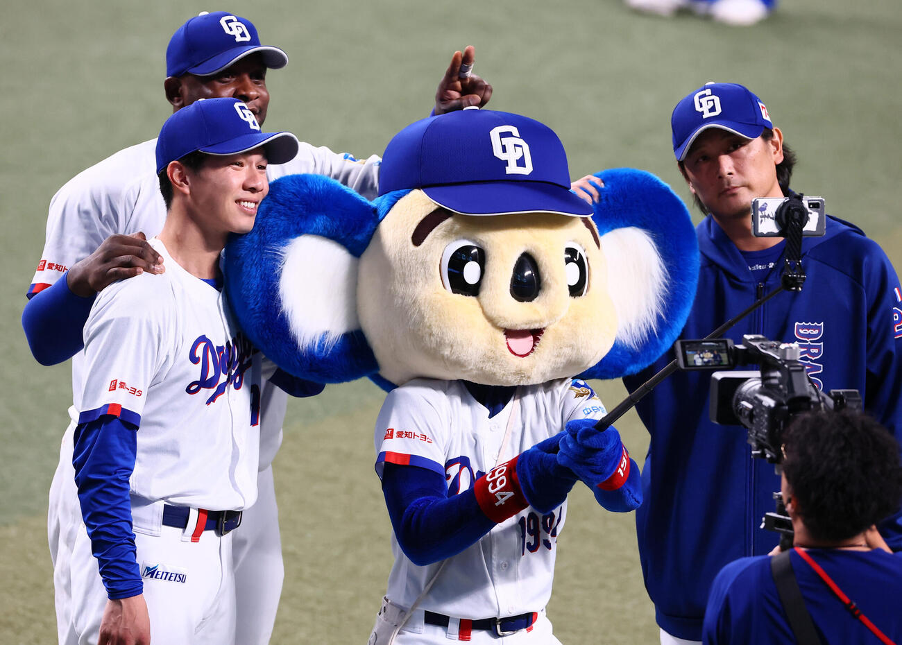 中日対阪神　ドアラとスマホの自撮りに参加する左から中日福永裕基、ミゲル・サノー、涌井秀章（撮影・加藤哉）