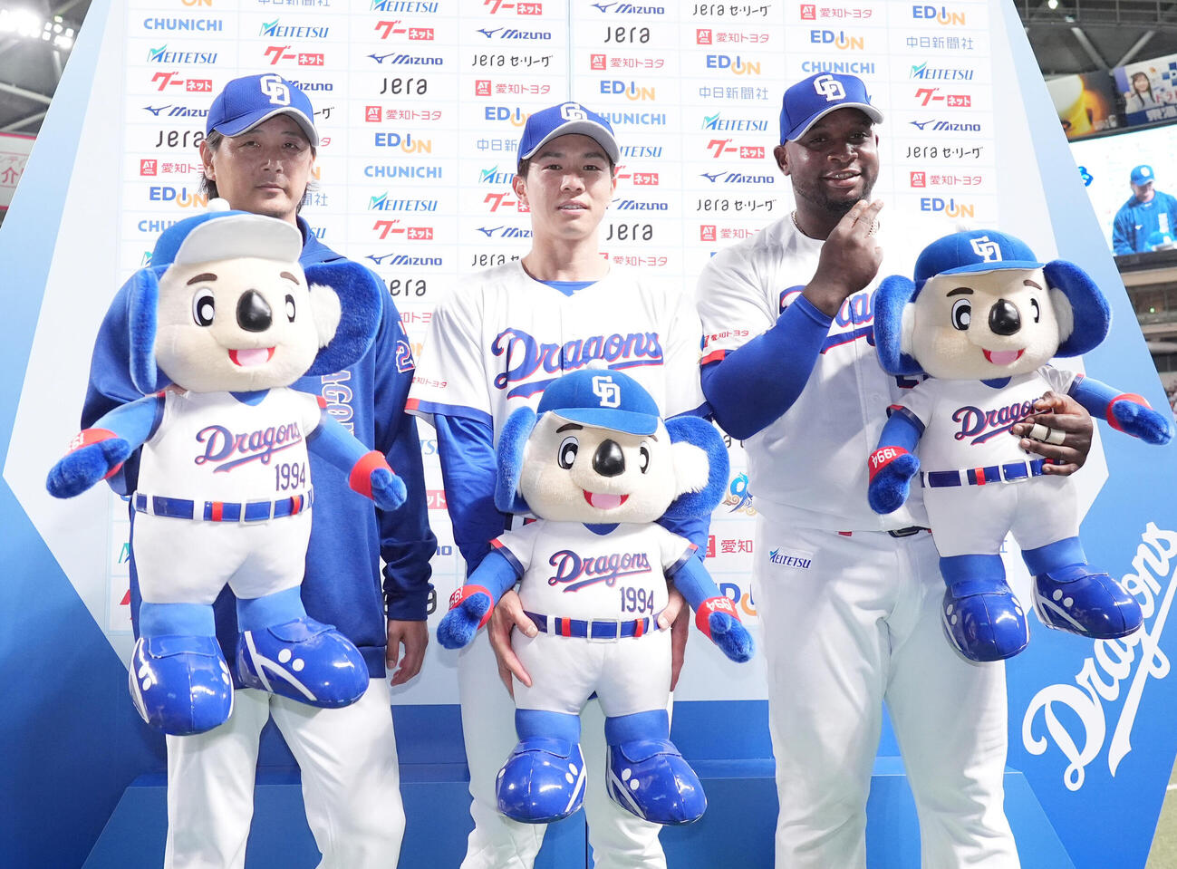 中日対阪神　ヒーローインタビューを終えポーズを決める左から涌井秀章、福永裕基、ミゲル・サノー（撮影・森本幸一）