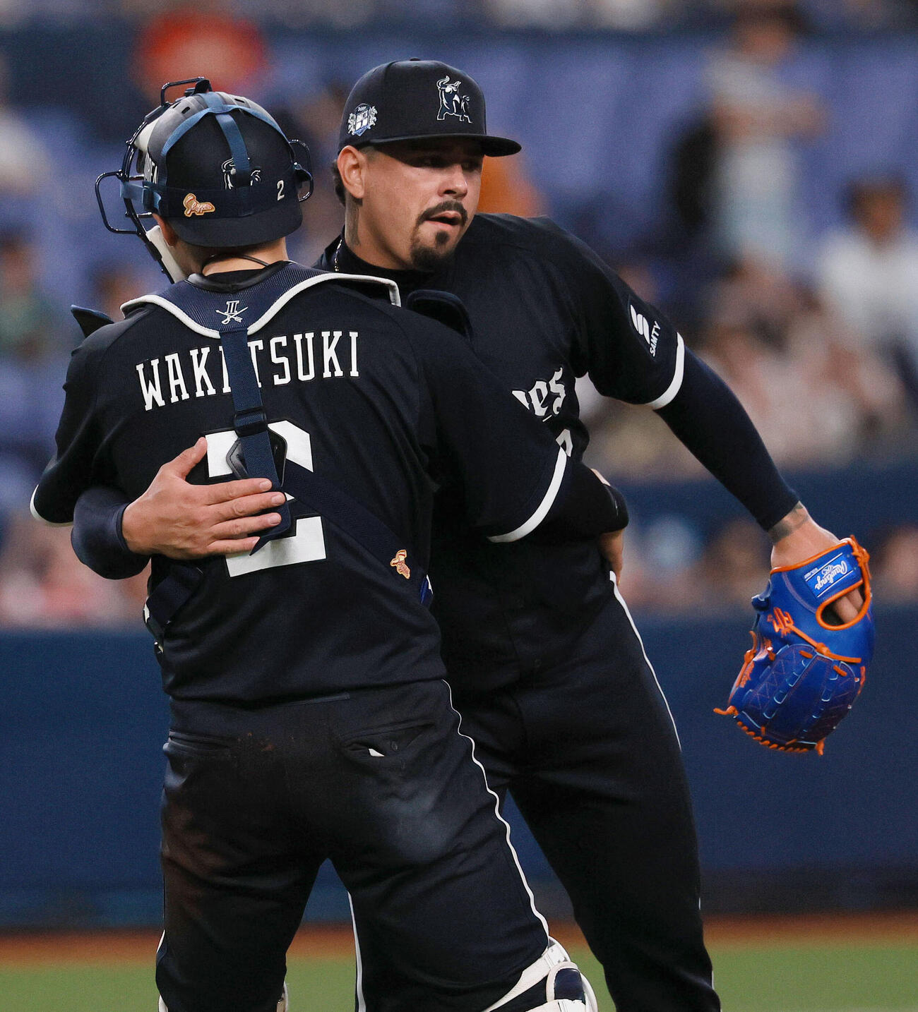 オリックス対楽天　楽天に勝利し、試合を締めたアンドレス・マチャド（右）は捕手若月健矢とハグする（撮影・上山淳一）
