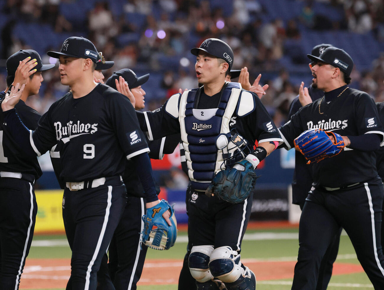 オリックス対楽天　楽天に逆転勝利し、タッチをかわすオリックス若月健矢（中央）ら（撮影・上山淳一）