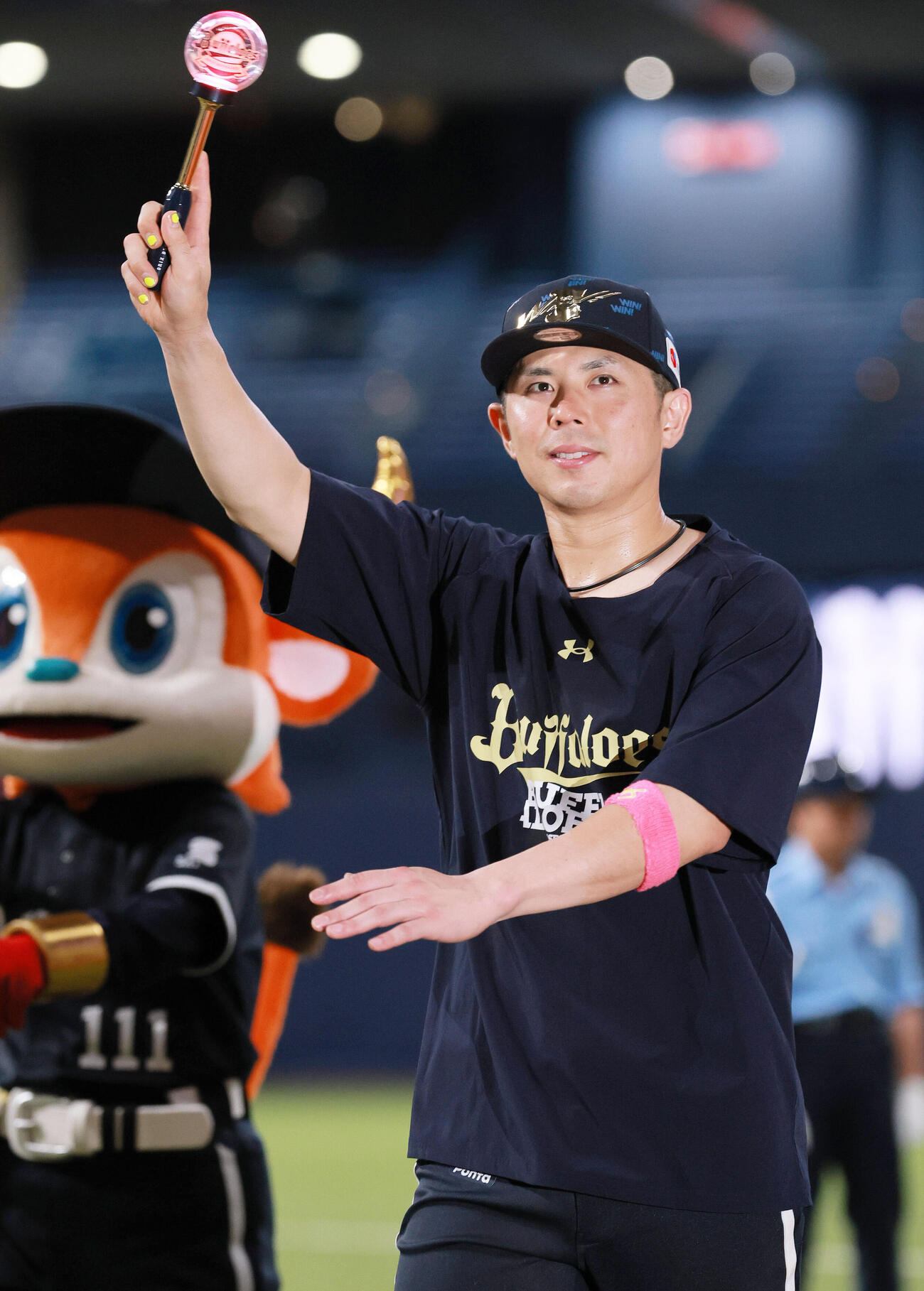 オリックス対楽天　ファンの声援に応えるヒーローのオリックス若月健矢（撮影・上山淳一）