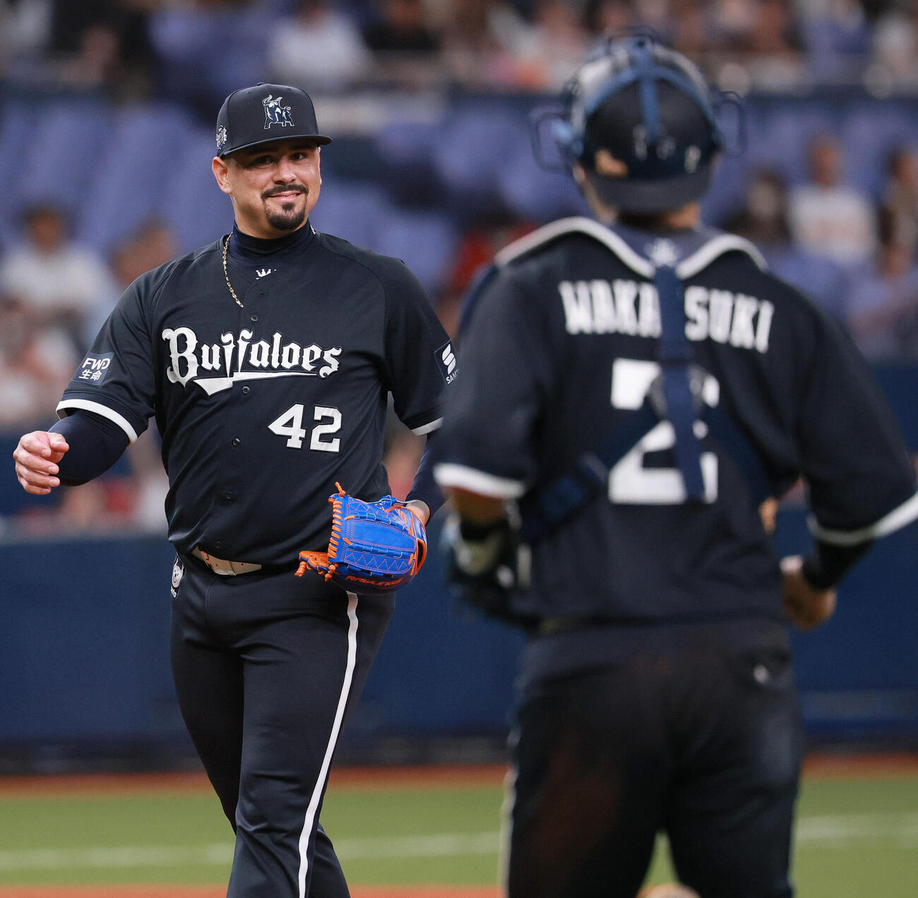 オリックス対楽天　楽天に勝利し、試合を締めたアンドレス・マチャドは捕手若月健矢（手前）に笑顔を見せる（撮影・上山淳一）