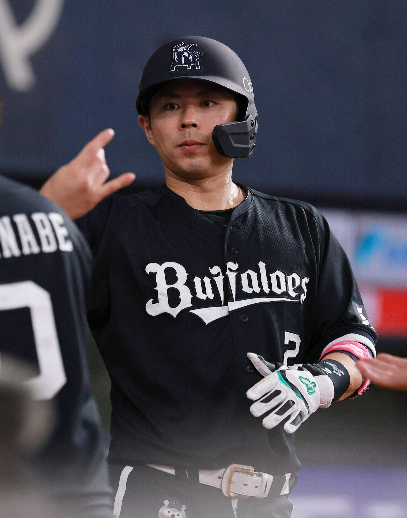 オリックス対楽天　3回裏オリックス2死一、二塁、若月健矢は来田涼斗の2点適時三塁打で生還し出迎えを受ける（撮影・上山淳一）