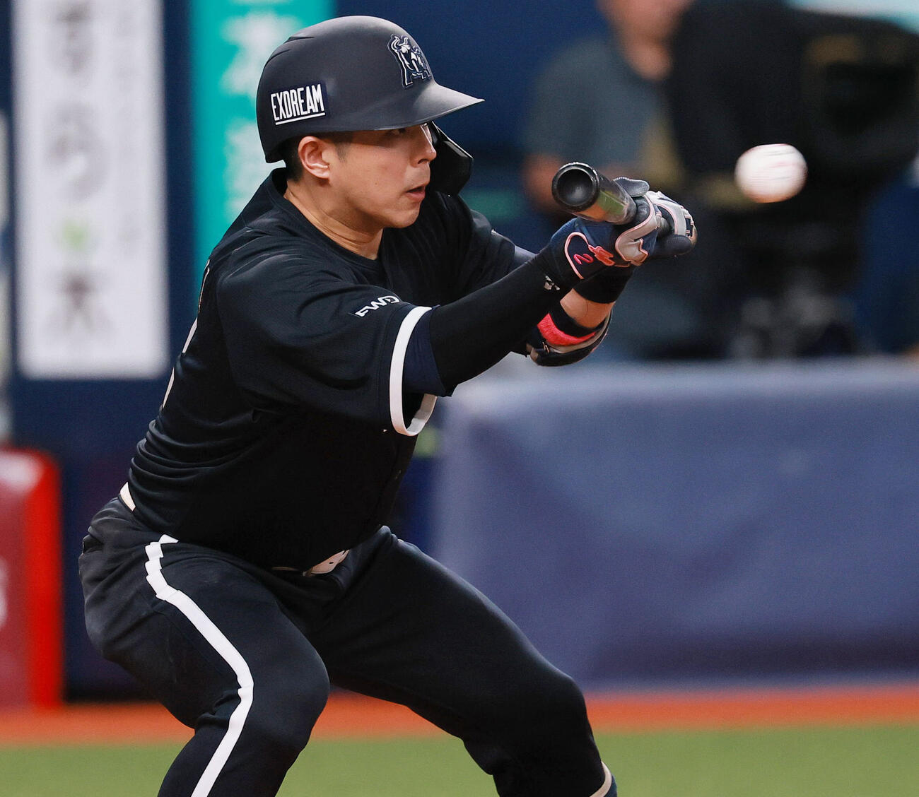 オリックス対楽天　4回裏オリックス無死一、二塁、若月健矢は送りバントを決める（撮影・上山淳一）
