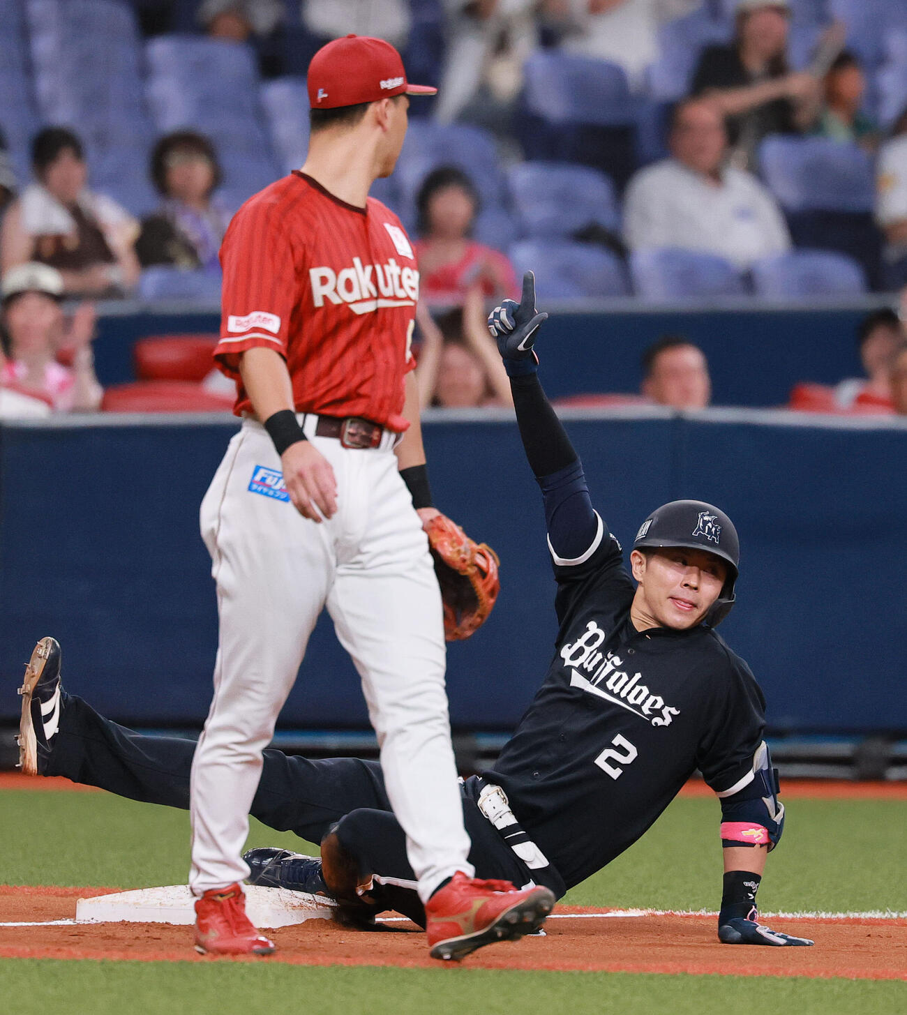 オリックス対楽天　8回裏オリックス1死二塁、若月健矢（右）は適時三塁打を放ち三塁でポーズする（撮影・上山淳一）
