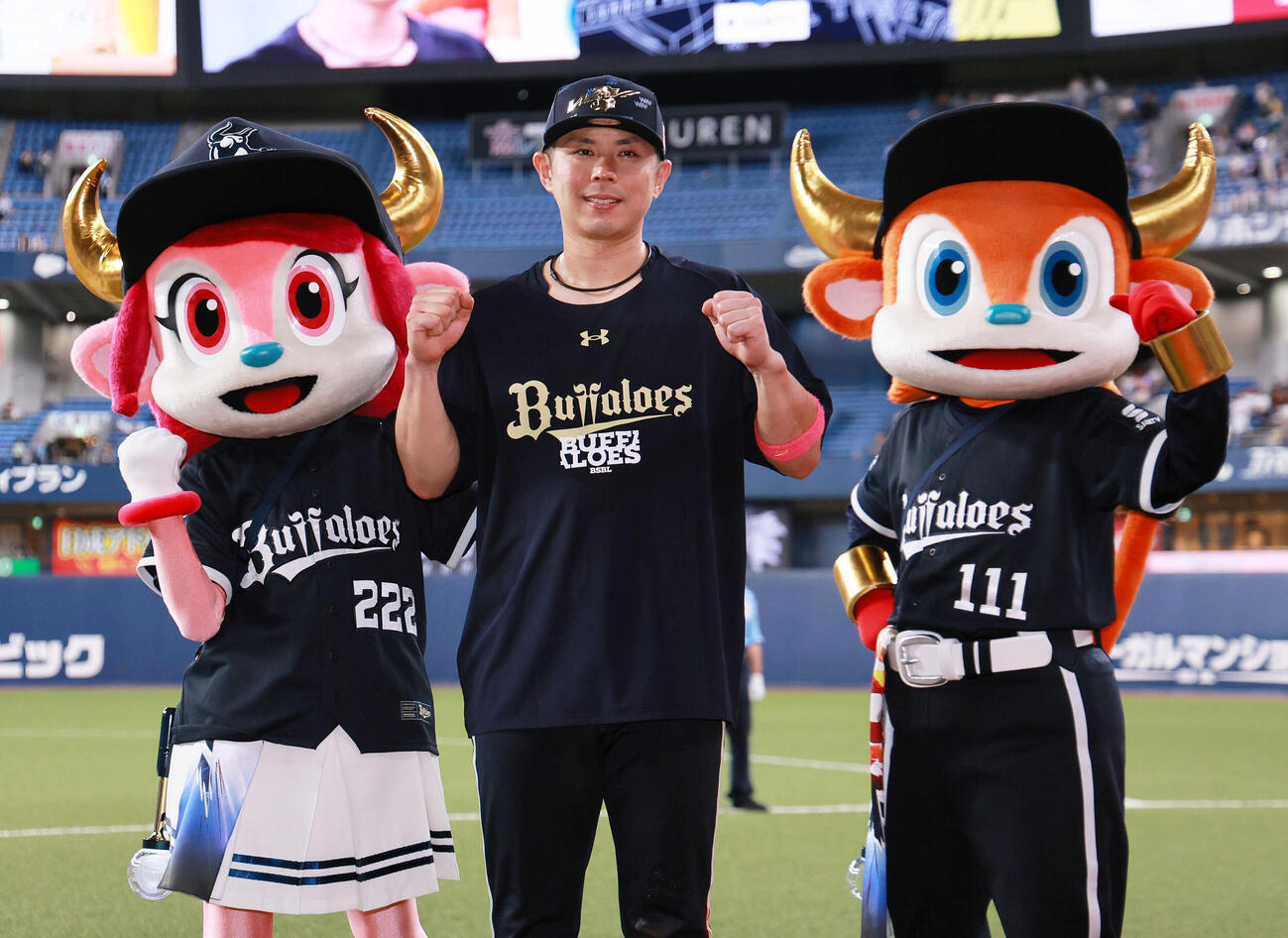 オリックス対楽天　楽天に逆転で勝利しポーズを決めるオリックス若月健矢（撮影・上山淳一）