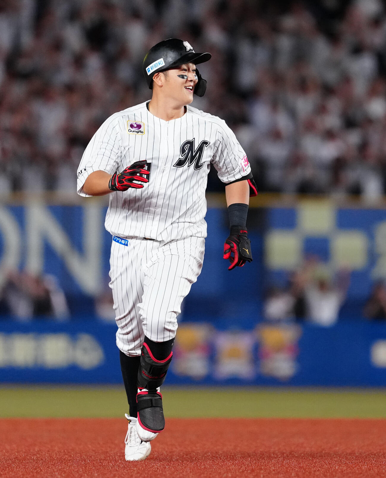 ロッテ対ソフトバンク　10回裏ロッテ1死、サヨナラ本塁打を放った山口航輝は笑顔でダイヤモンドをまわる（撮影・鈴木みどり）