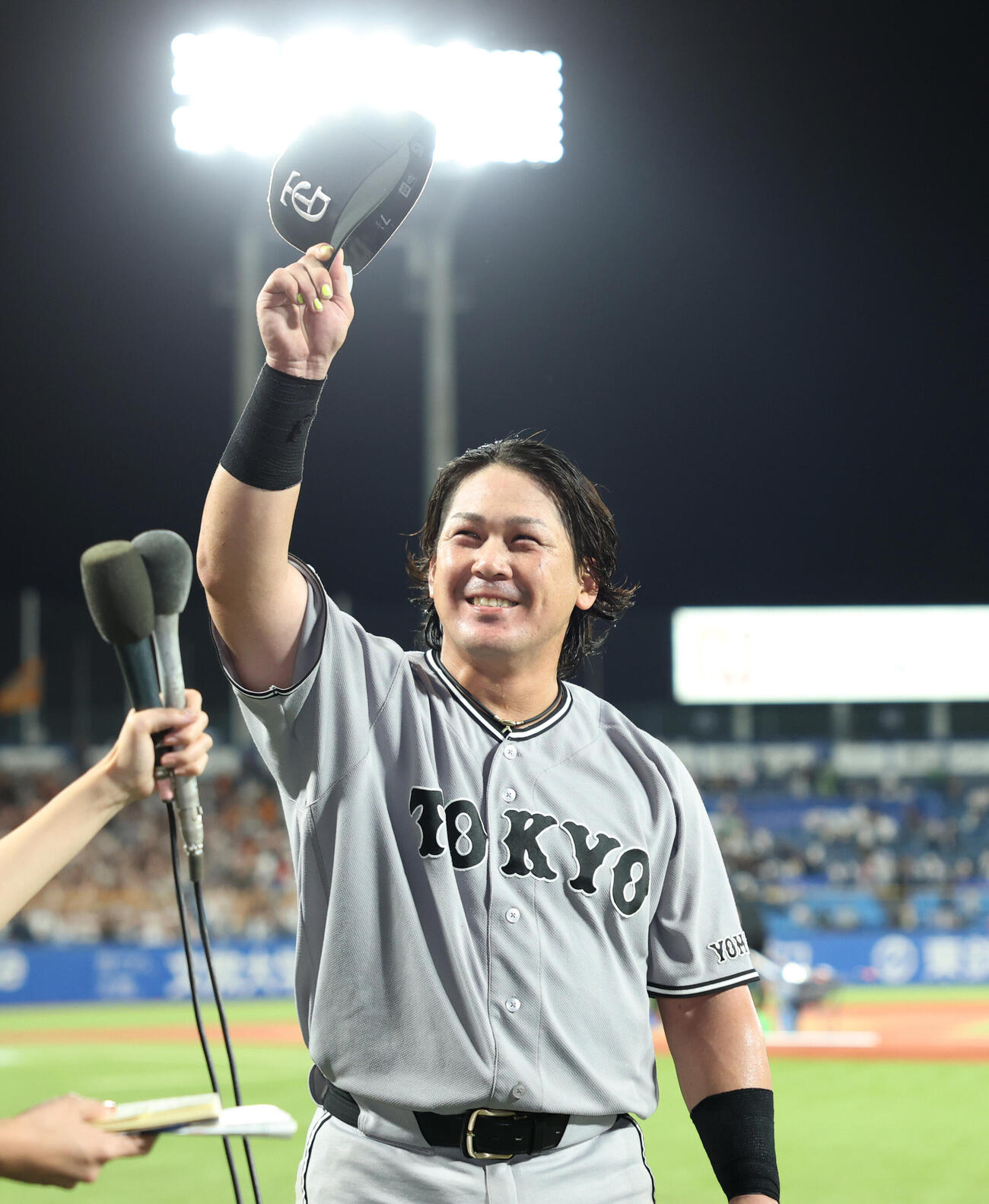 ヤクルト対巨人　勝利し笑顔でヒーローインタビューを受ける巨人甲斐拓也（撮影・増田悦実）