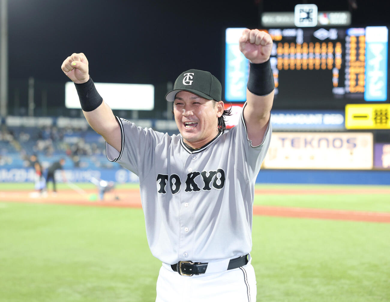 ヤクルト対巨人　勝利し笑顔でガッツポーズをする巨人甲斐拓也（撮影・増田悦実）