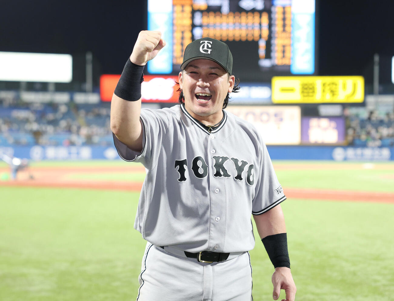 ヤクルト対巨人　勝利し笑顔でガッツポーズをする巨人甲斐拓也（撮影・増田悦実）