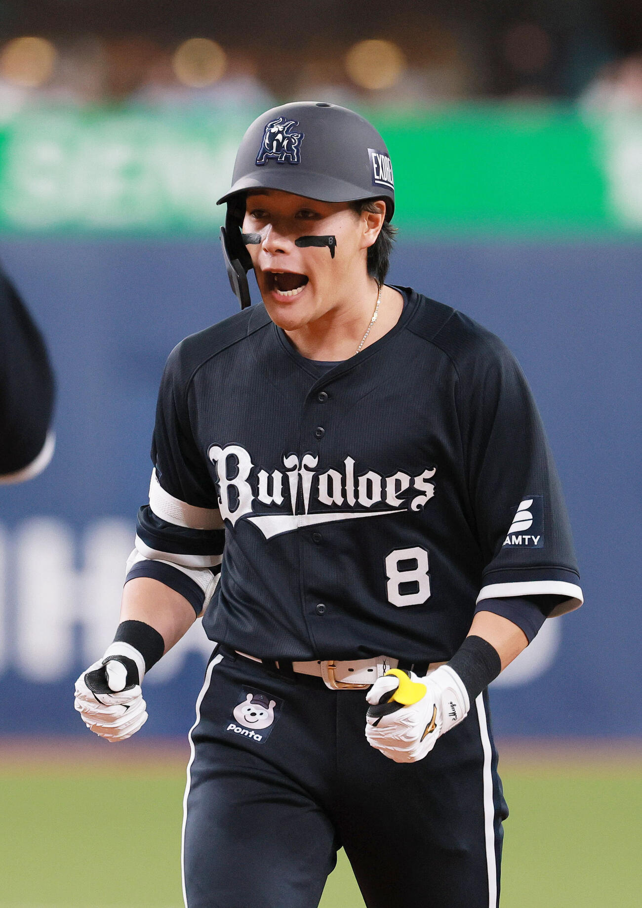 オリックス対楽天　8回裏オリックス1死三塁、麦谷祐介は適時打を放ち喜ぶ（撮影・上山淳一）