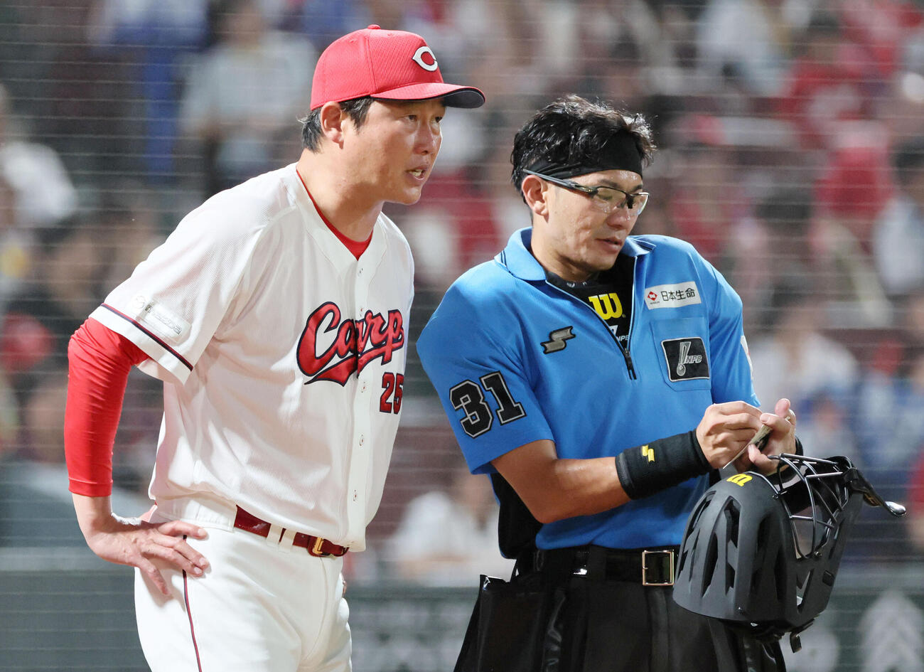 広島対DeNA 6回裏終了時、交代を告げる広島新井貴浩監督（撮影・加藤孝規）