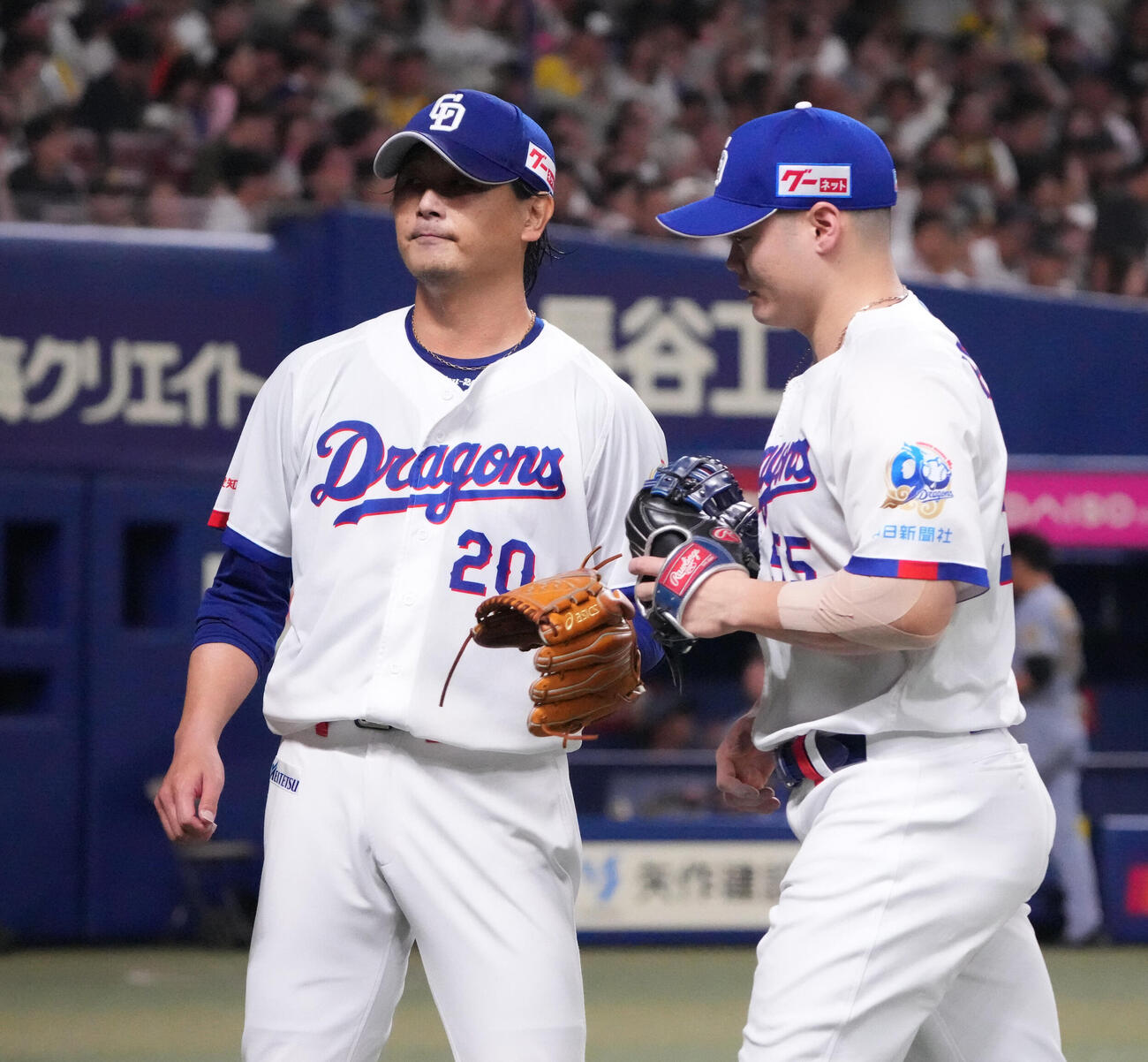 中日対阪神　4回表終了、中日先発の涌井秀章（左）は好守の細川成也とタッチを交わす（撮影・森本幸一）