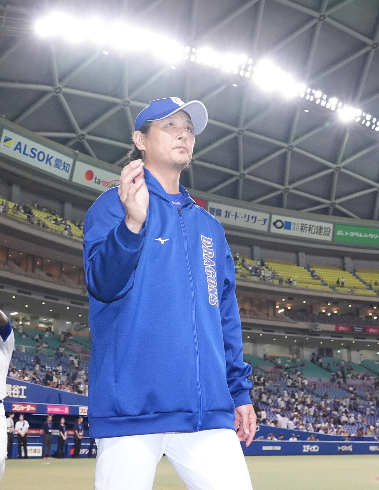 中日対阪神　スタンドの声援に応える涌井秀章（撮影・森本幸一）