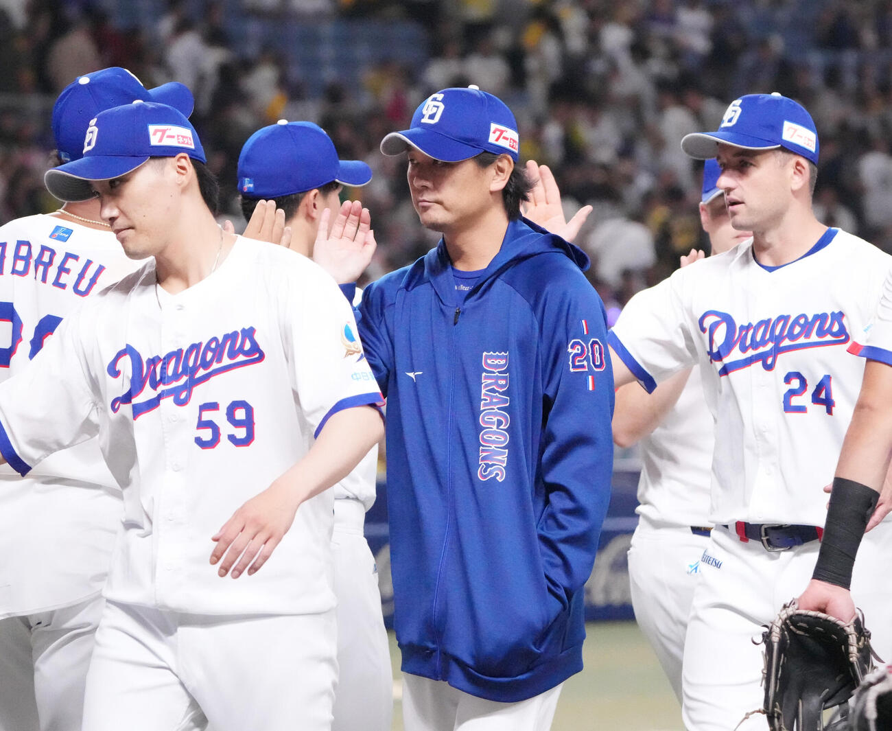 中日対阪神　試合終了、涌井秀章（中央）はナインとタッチを交わす（撮影・森本幸一）