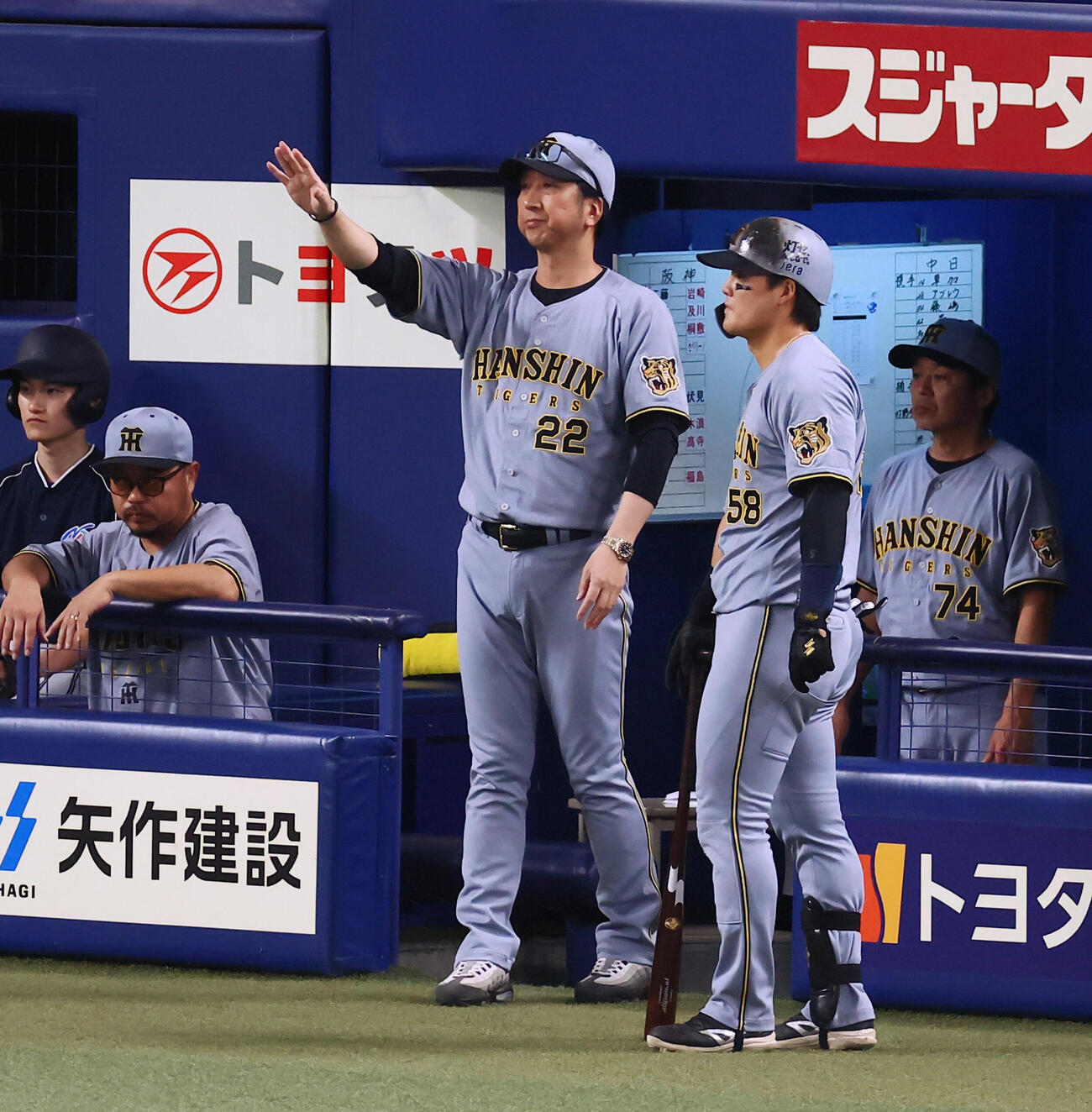 中日対阪神　7回表阪神無死、藤川球児監督は佐藤輝明の一塁判定についてリクエストする（撮影・加藤哉）