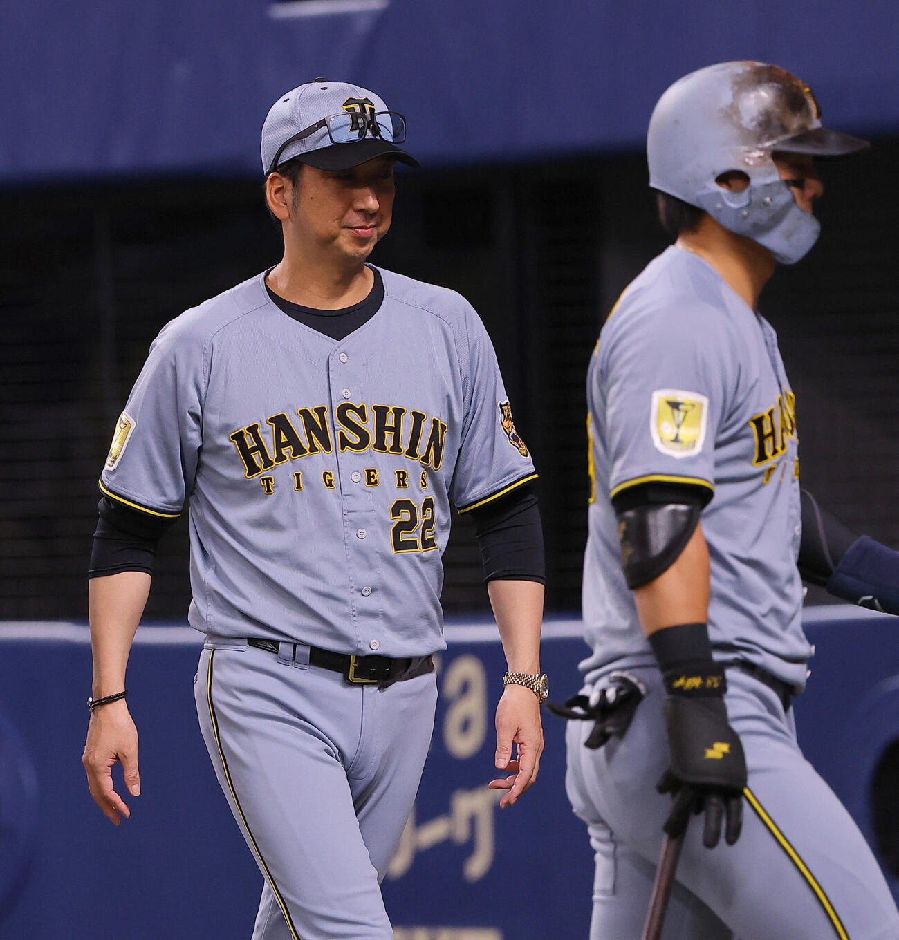 中日対阪神　藤川球児監督（左）は選手交代を告げベンチに引き揚げる（撮影・上田博志）