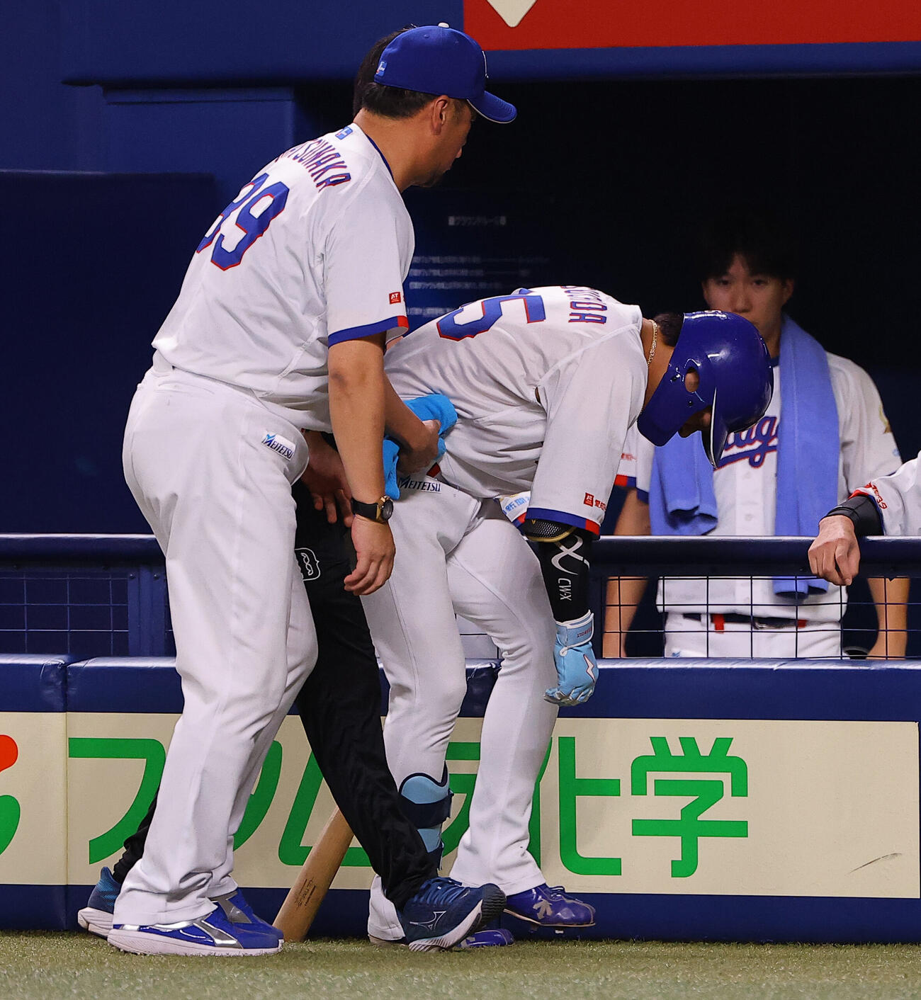 中日対阪神　8回裏中日1死、死球を受けた土田龍空はベンチに引き揚げる（撮影・上田博志）