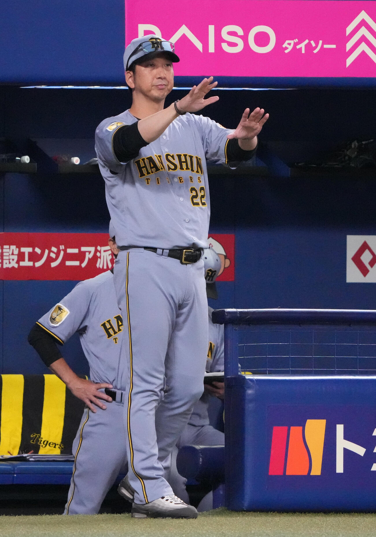 中日対阪神　7回表阪神無死、藤川球児監督（左）は佐藤輝明の一塁アウトの判定にリクエストをする（撮影・森本幸一）