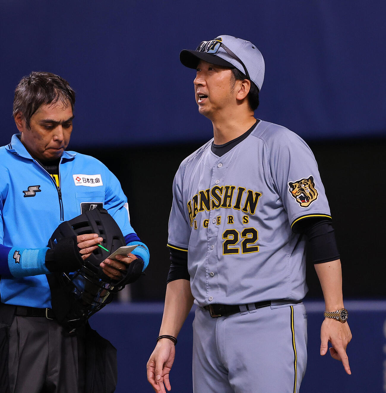 中日対阪神　藤川球児監督（左）は選手交代を告げベンチに引き揚げる（撮影・上田博志）