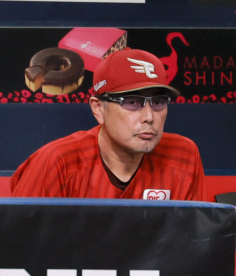 オリックス対楽天　8回表、ベンチで戦況を見つめる楽天吉井理人監督（撮影・上山淳一）