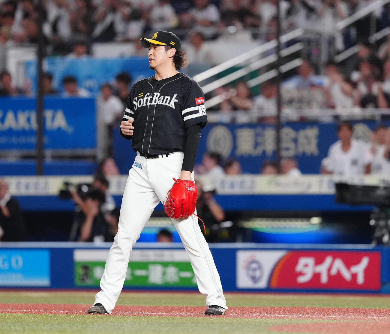ロッテ対ソフトバンク　9回裏ロッテ2死二、三塁、代打山本大斗に2点適時打を浴び、ぼうぜんとする杉山一樹（撮影・鈴木みどり）