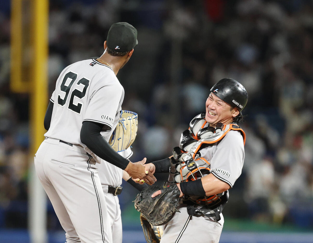 ヤクルト対巨人　勝利し笑顔で握手を交わすライデル・マルティネス（左）と甲斐拓也（撮影・増田悦実）