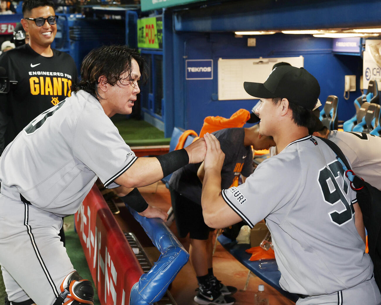 ヤクルト対巨人　勝利し笑顔でタッチを交わす巨人井上温大（右）と甲斐拓也（撮影・増田悦実）