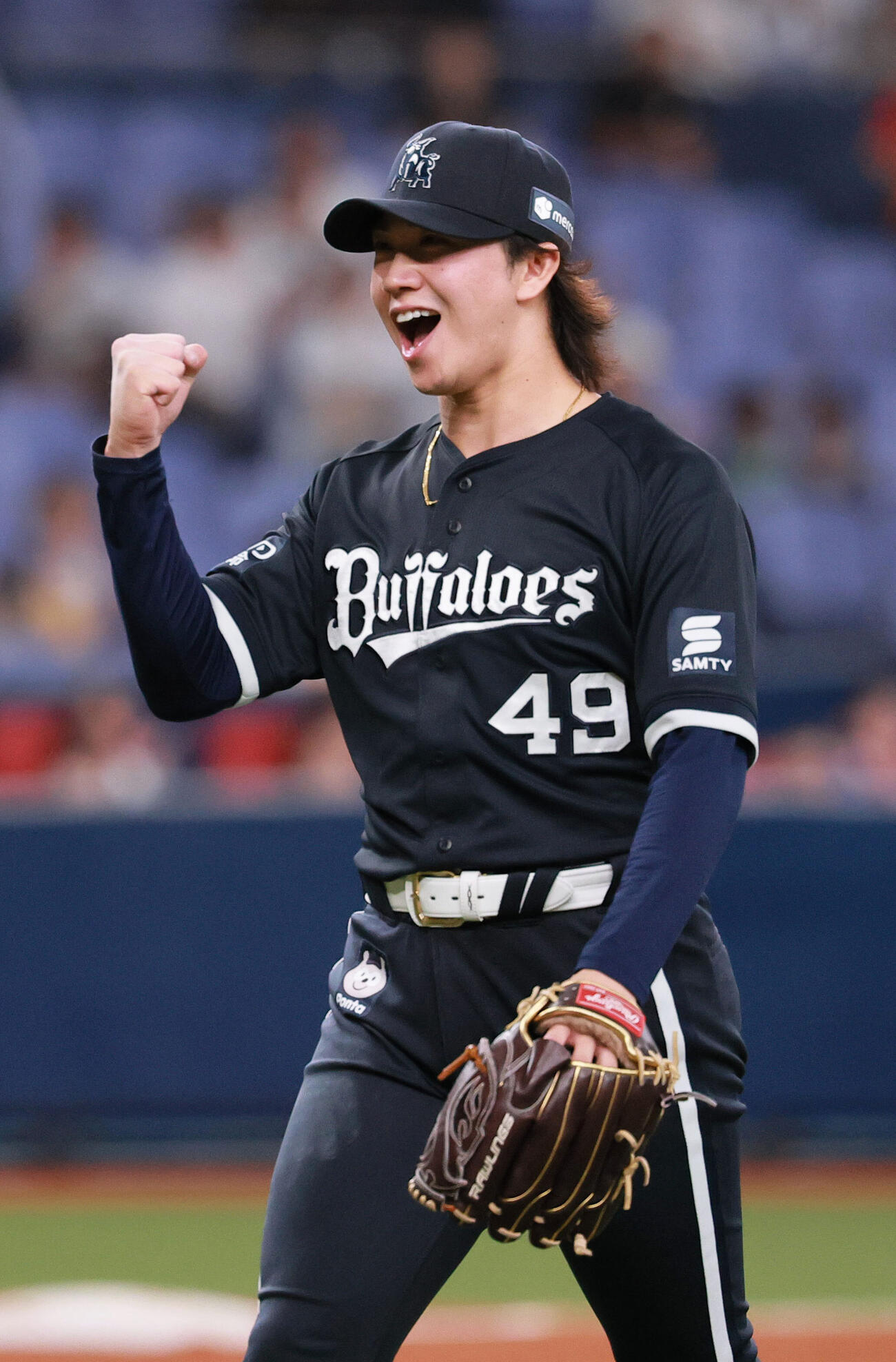オリックス対楽天　5回表楽天1死一塁、片山楽生は村林一輝を二ゴロ併殺に仕留めガッツポーズする（撮影・上山淳一）