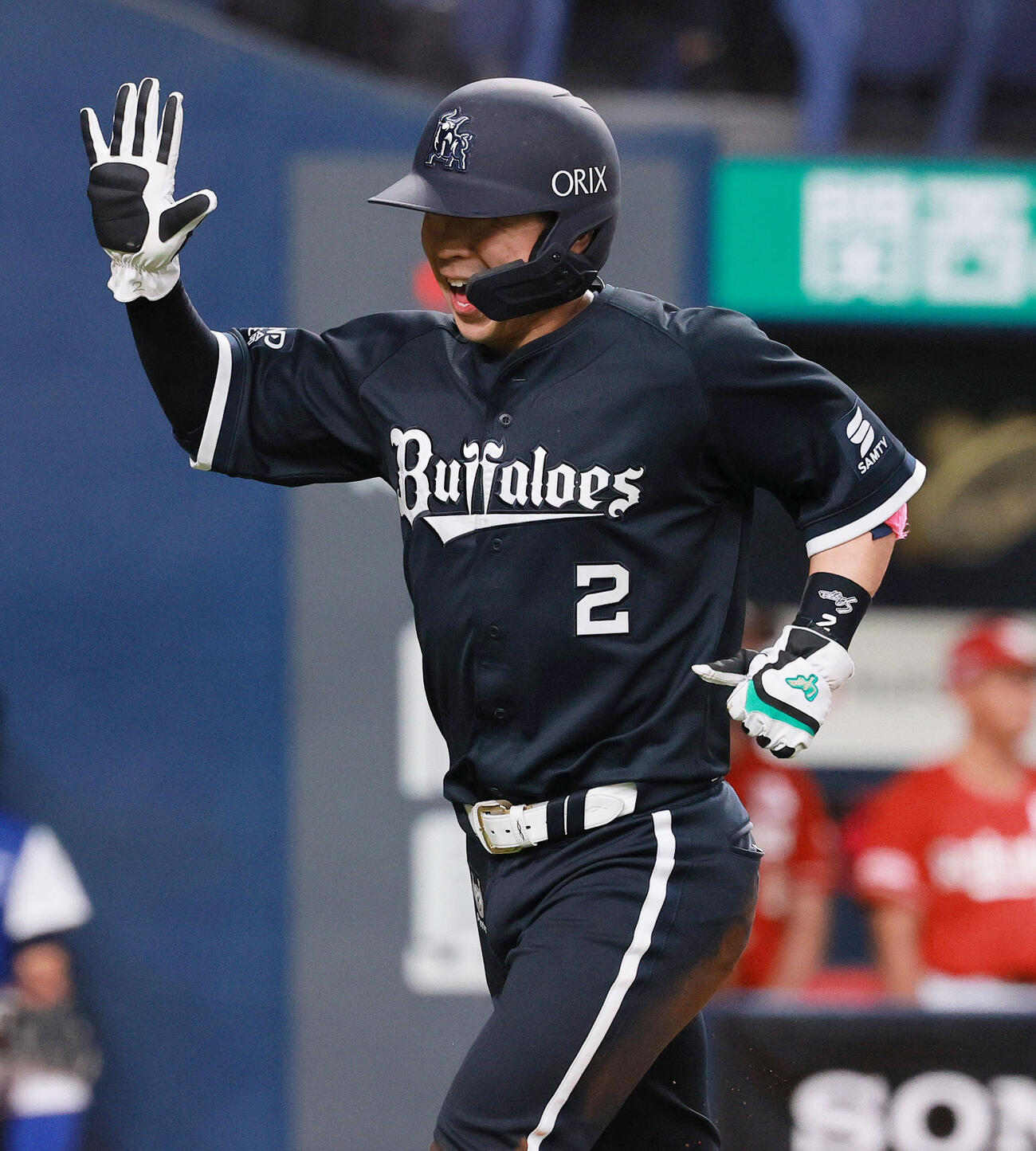 オリックス対楽天　8回裏オリックス1死三塁、三走若月健矢は麦谷祐介の適時打で生還し喜ぶ（撮影・上山淳一）