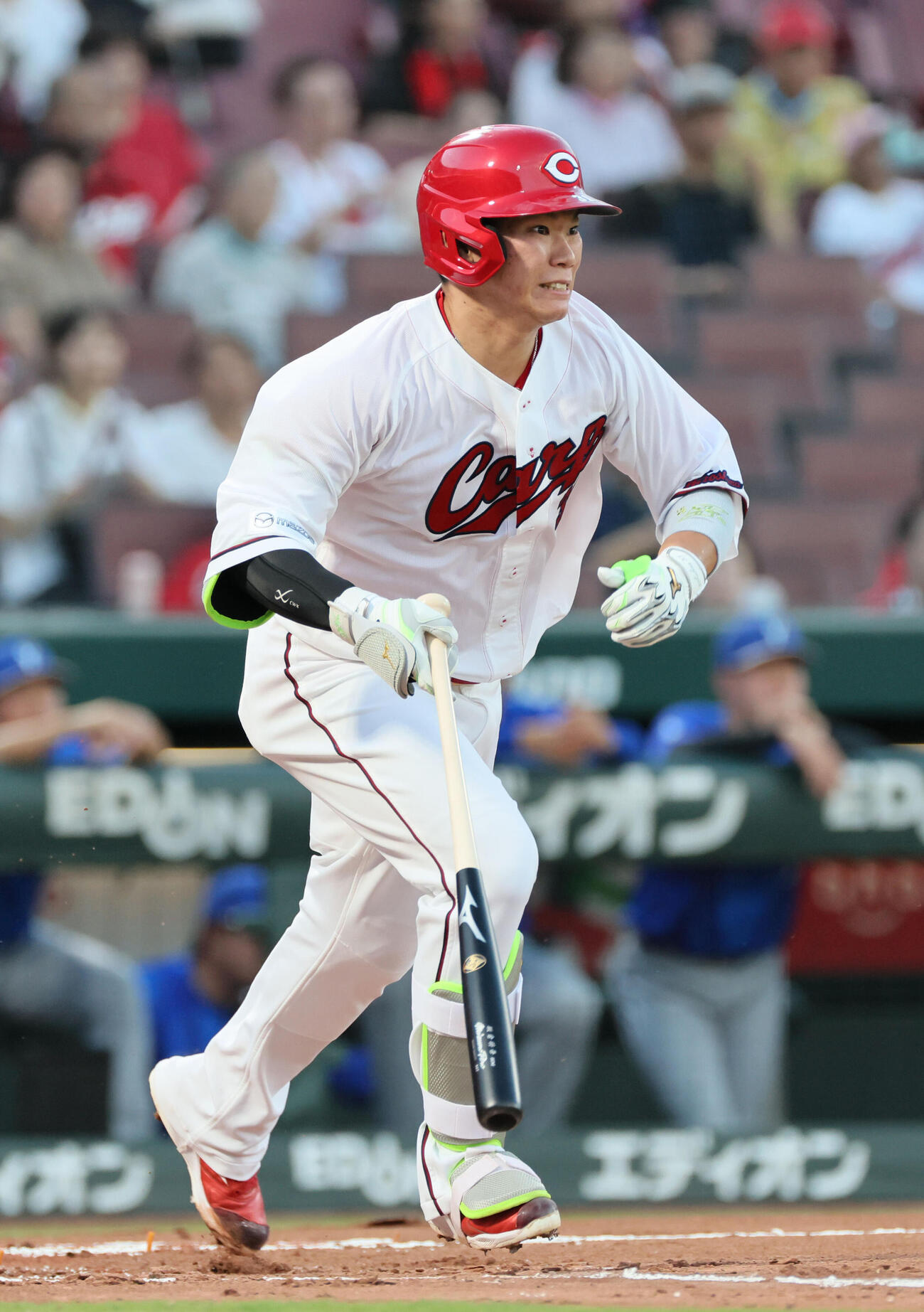 広島対DeNA 1回裏広島1死一、二塁、坂倉将吾は先制右前適時打を放つ（撮影・加藤孝規）