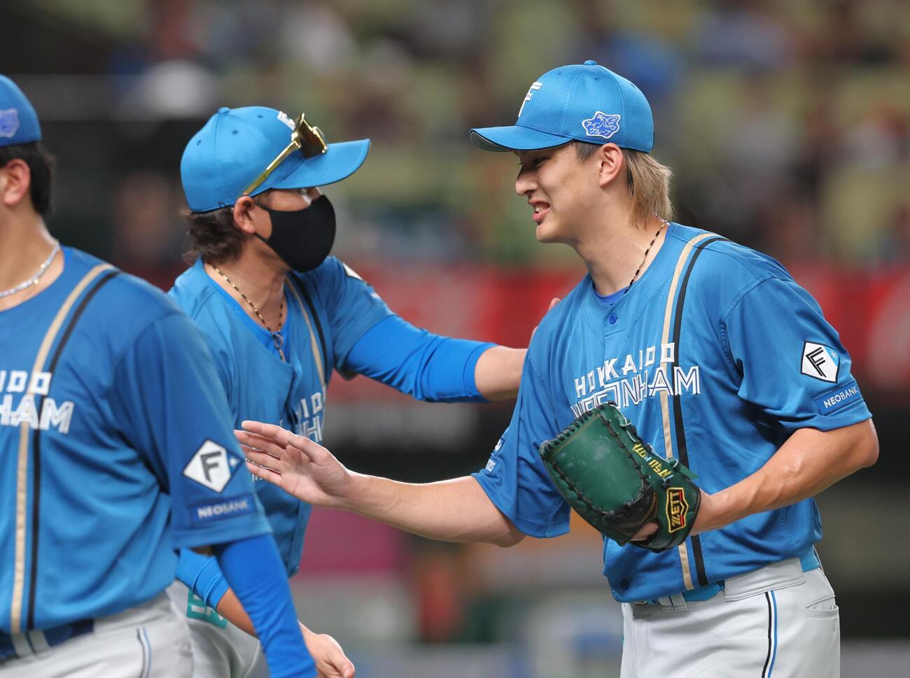 西武対日本ハム　試合後、新庄剛志監督に出迎えられる達孝太（撮影・黒川智章）
