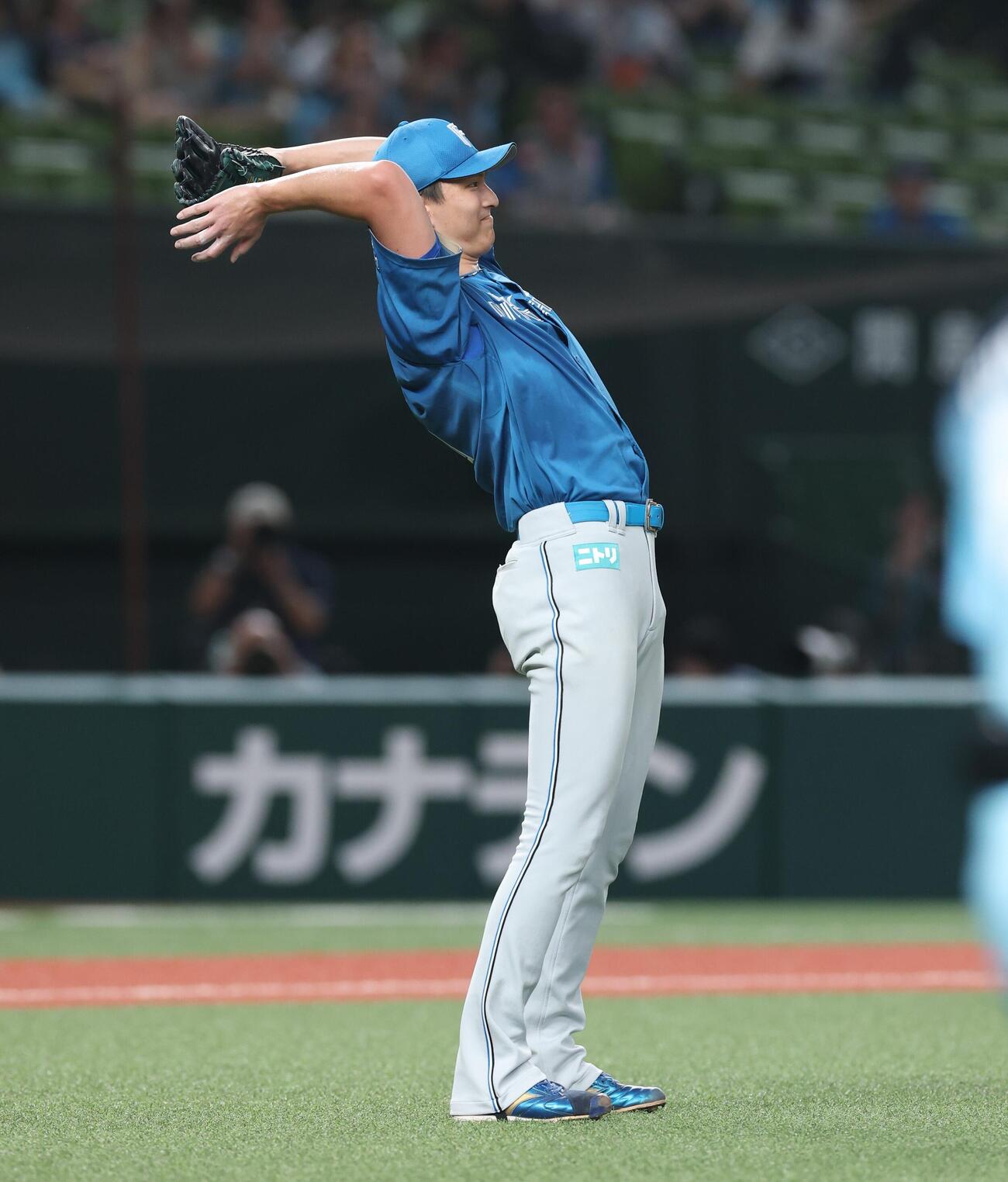 西武対日本ハム　9回裏、最終打者を打ち取りのけぞる達孝太（撮影・黒川智章）