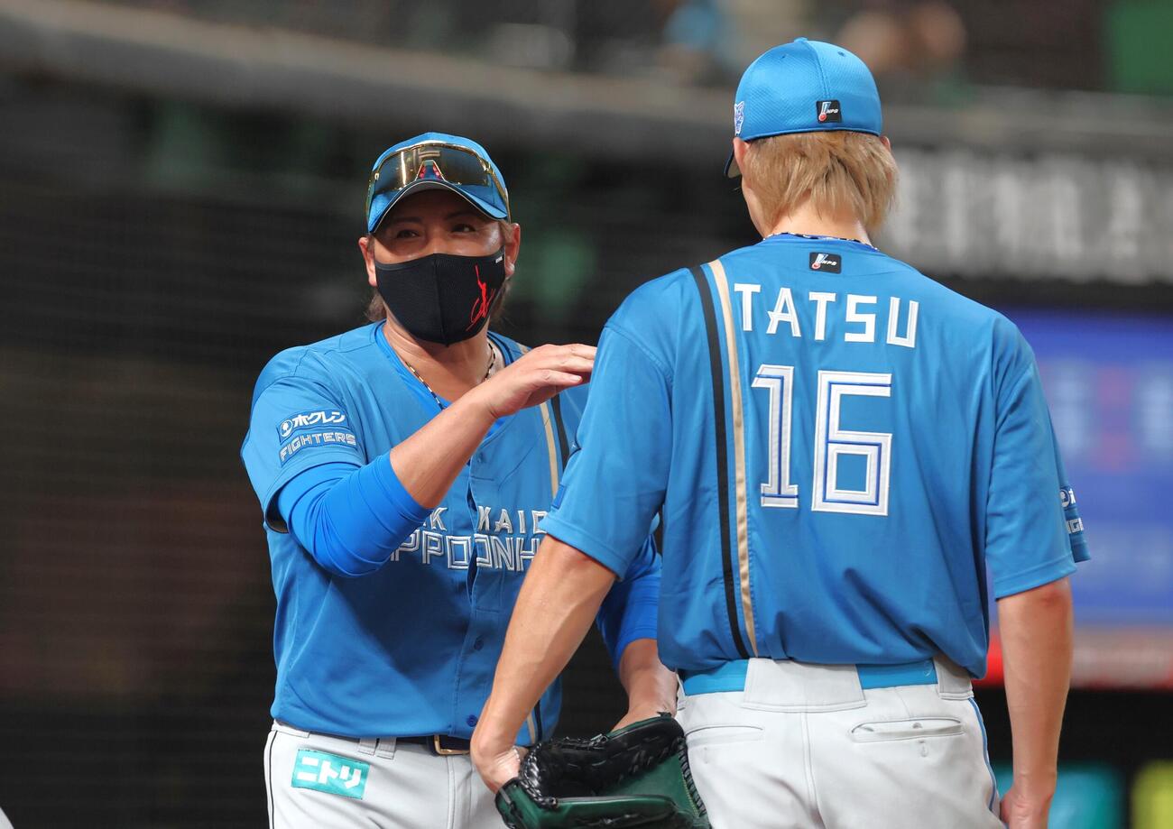 西武対日本ハム　8回を投げ終えベンチに戻る達孝太と話す新庄剛志監督（撮影・黒川智章）