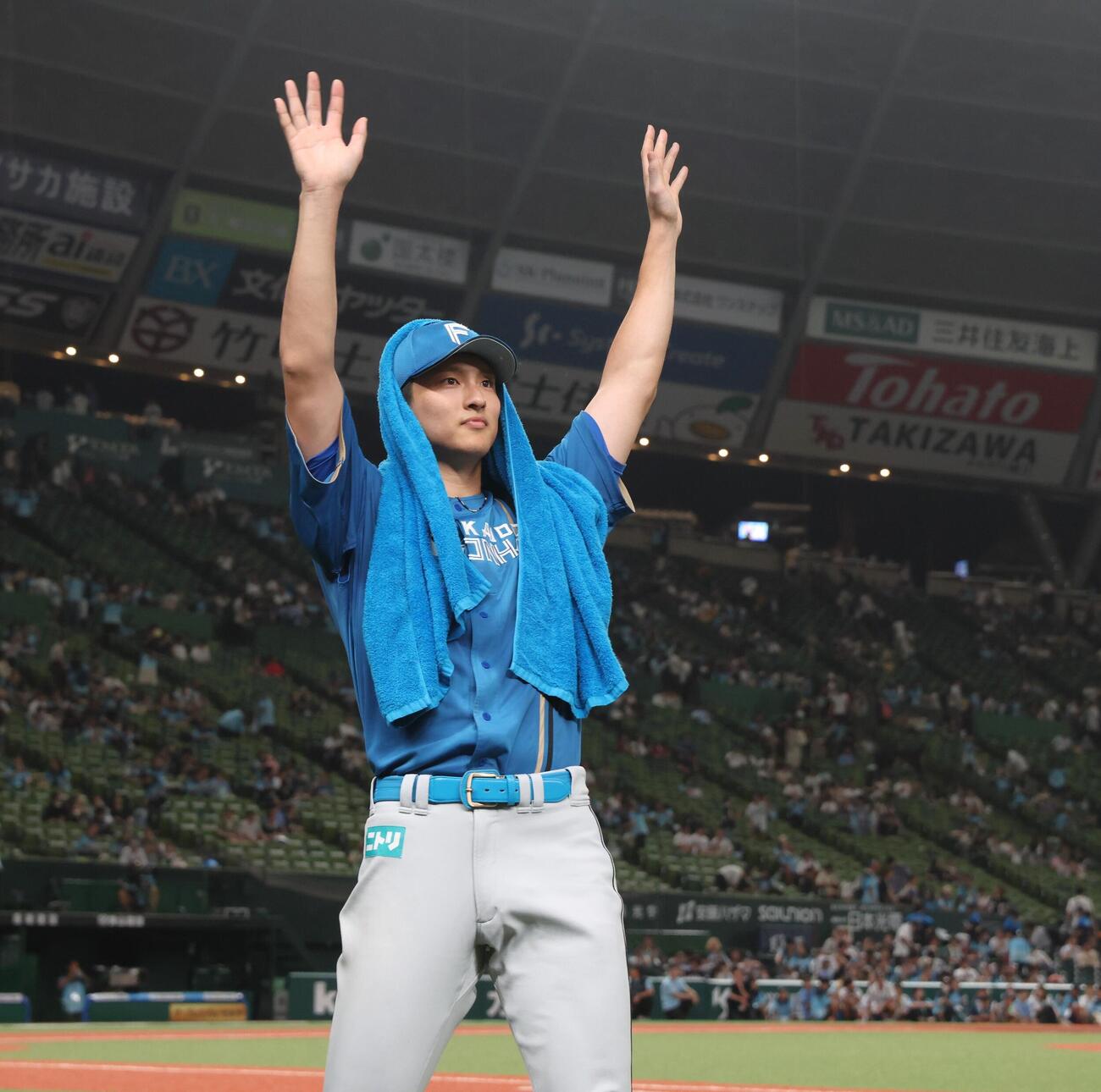 西武対日本ハム　完投勝利を挙げた達孝太はスタンドの声援に応える（撮影・黒川智章）