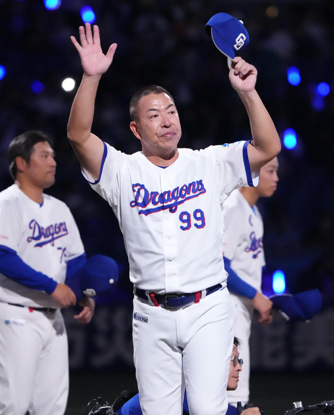 中日対阪神　試合終了、スタンドの観客にあいさつをする井上一樹監督（撮影・森本幸一）