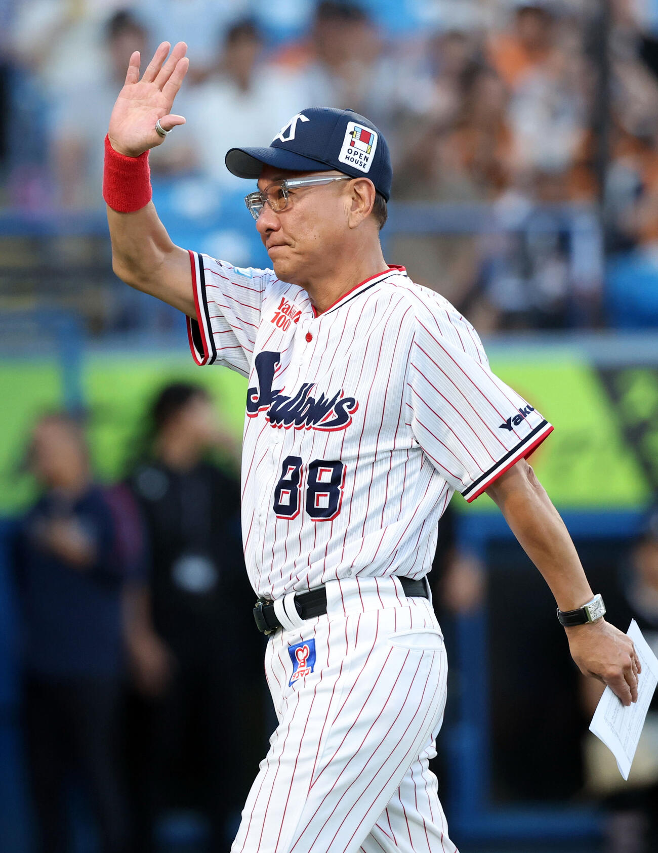 ヤクルト対巨人　メンバー最終確認を終えスタンドに手を振るヤクルト池山隆寛監督（撮影・浅見桂子）