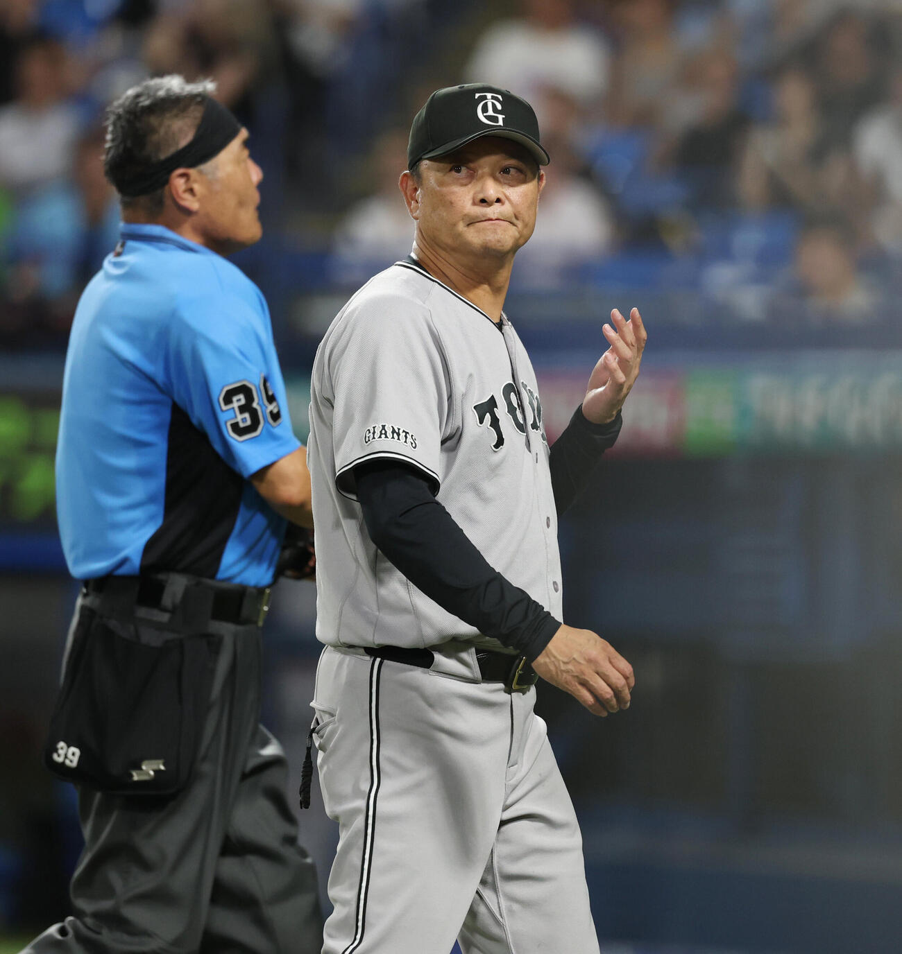 ヤクルト対巨人　8回裏ヤクルト1死一塁、交代を告げる橋上秀樹監督代行（撮影・増田悦実）