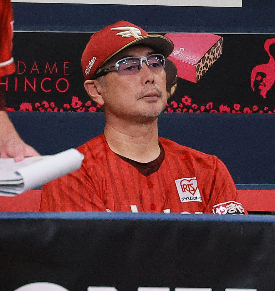 オリックス対楽天　9回表、ベンチでグラウンドを見つめる楽天吉井理人監督（撮影・上山淳一）