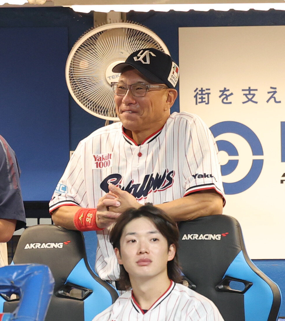 ヤクルト対巨人　4回裏ヤクルト2死一塁、山野太一が粘り笑顔を見せる池山隆寛監督（撮影・増田悦実）