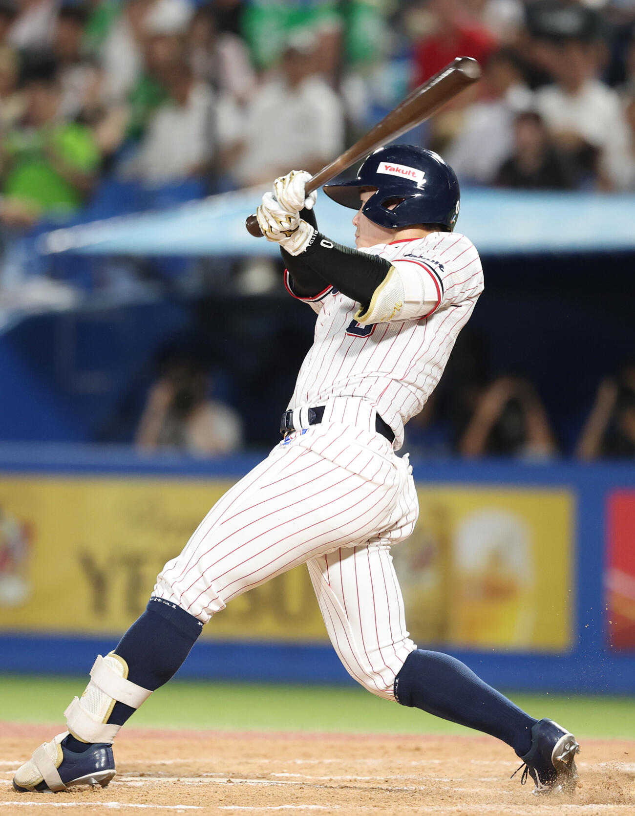 ヤクルト対巨人　8回裏ヤクルト1死一、三塁、適時打を放つ並木秀尊（撮影・増田悦実）