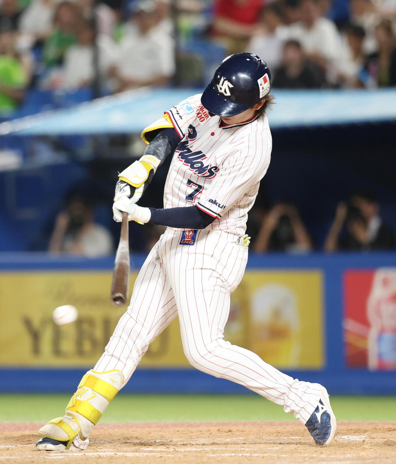 ヤクルト対巨人　8回裏ヤクルト1死、安打を放つ長岡秀樹（撮影・増田悦実）