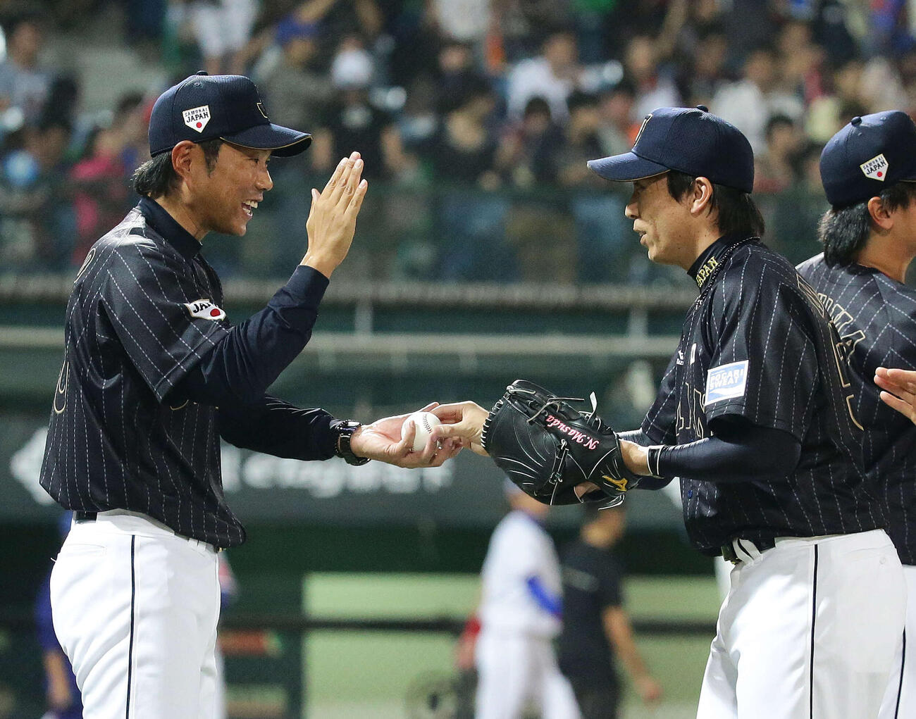台湾対日本　益田（右）から勝利球を受け取る小久保監督（2013年11月撮影）